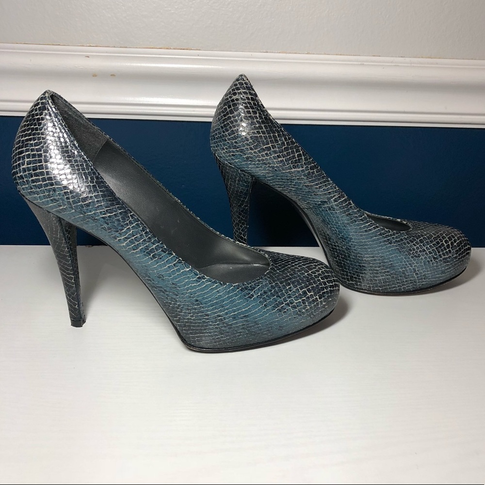 Stuart Weitzman Blue Ombré Snakeskin Pumps Size 7, Fits 6.5